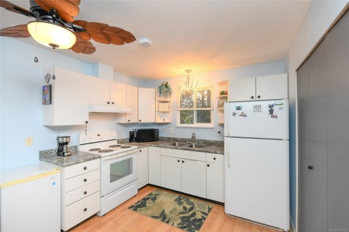 31-1535 Dingwall Rd, Courtenay, BC - Indoor Photo Showing Kitchen With Double Sink