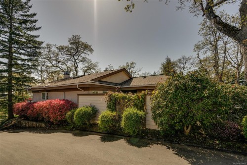 22-901 Kentwood Lane, Saanich, BC 