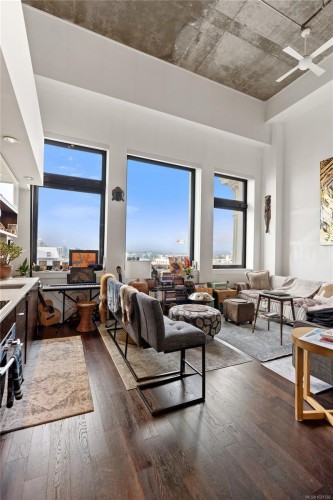 416-770 Fisgard St, Victoria, BC - Indoor Photo Showing Living Room