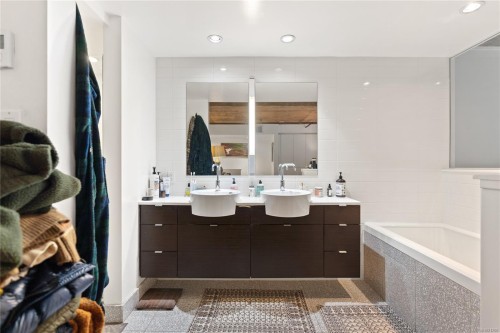416-770 Fisgard St, Victoria, BC - Indoor Photo Showing Bathroom