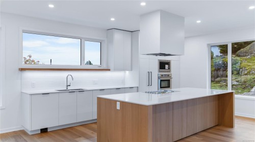 3700 Kootenay Pl, Saanich, BC 