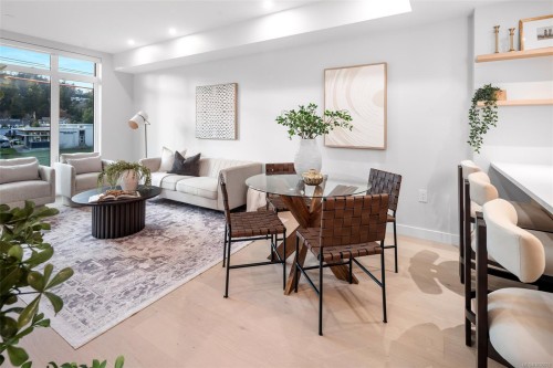 204-5229 Cordova Bay Rd, Saanich, BC - Indoor Photo Showing Living Room