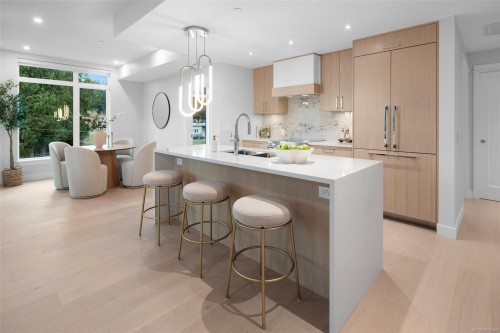 303-5229 Cordova Bay Rd, Saanich, BC - Indoor Photo Showing Kitchen With Double Sink With Upgraded Kitchen