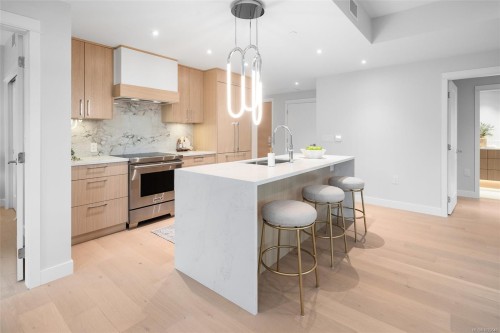 303-5229 Cordova Bay Rd, Saanich, BC - Indoor Photo Showing Kitchen With Upgraded Kitchen