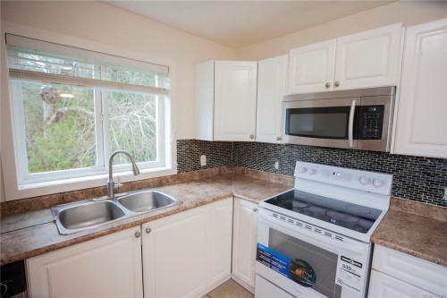 6164 Grieve Rd, Duncan, BC - Indoor Photo Showing Kitchen With Double Sink