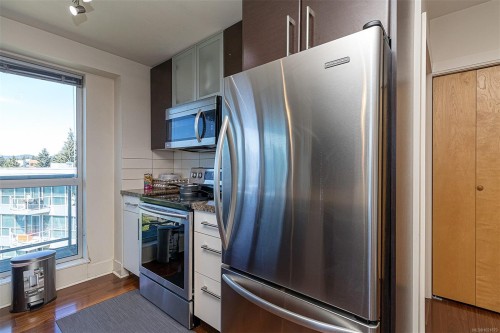 624-2745 Veterans Memorial Pkwy, Langford, BC - Indoor Photo Showing Kitchen