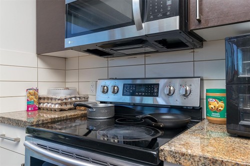 624-2745 Veterans Memorial Pkwy, Langford, BC - Indoor Photo Showing Kitchen