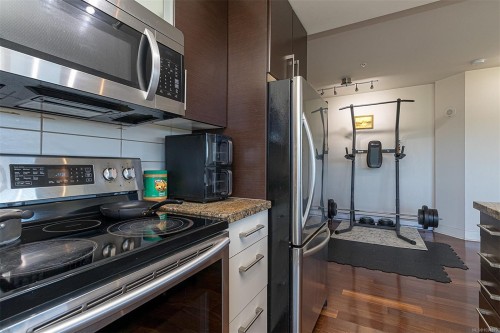 624-2745 Veterans Memorial Pkwy, Langford, BC - Indoor Photo Showing Kitchen