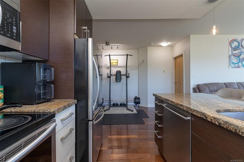 624-2745 Veterans Memorial Pkwy, Langford, BC - Indoor Photo Showing Kitchen
