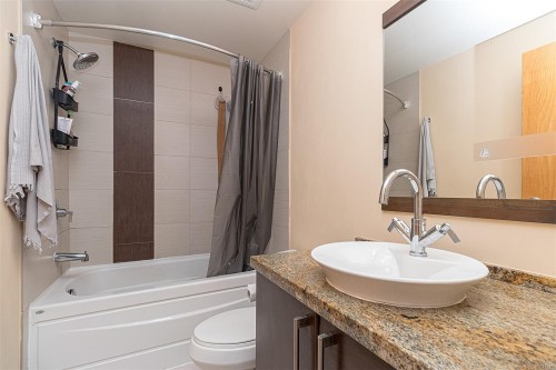 624-2745 Veterans Memorial Pkwy, Langford, BC - Indoor Photo Showing Bathroom