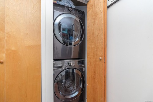 624-2745 Veterans Memorial Pkwy, Langford, BC - Indoor Photo Showing Laundry Room
