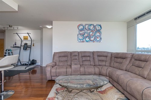 624-2745 Veterans Memorial Pkwy, Langford, BC - Indoor Photo Showing Living Room