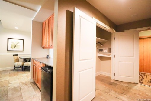 306-308A&B-1376 Lynburne Pl, Langford, BC - Indoor
