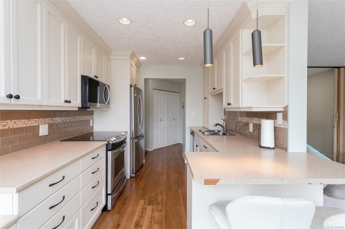 405-898 Vernon Ave, Saanich, BC 