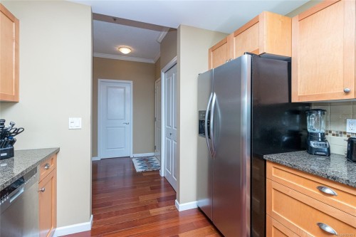 404-125 Aldersmith Pl, View Royal, BC - Indoor Photo Showing Kitchen