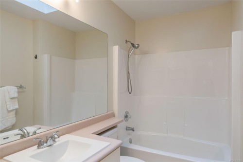 205-440 Schley Pl, Qualicum Beach, BC - Indoor Photo Showing Bathroom