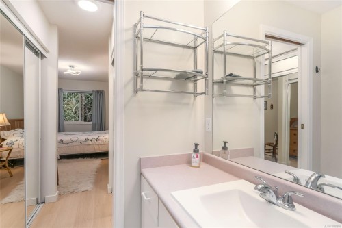 205-440 Schley Pl, Qualicum Beach, BC - Indoor Photo Showing Bathroom