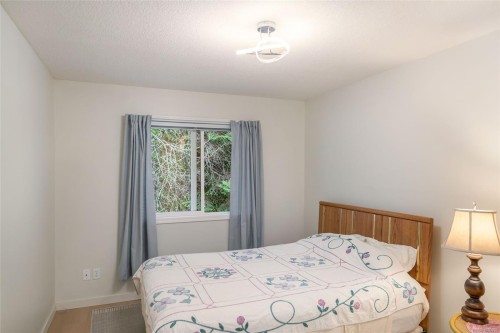 205-440 Schley Pl, Qualicum Beach, BC - Indoor Photo Showing Bedroom