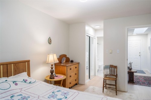 205-440 Schley Pl, Qualicum Beach, BC - Indoor Photo Showing Bedroom