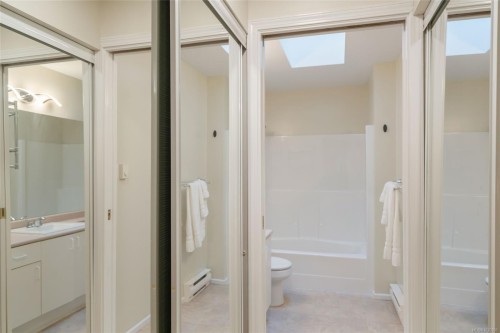 205-440 Schley Pl, Qualicum Beach, BC - Indoor Photo Showing Bathroom
