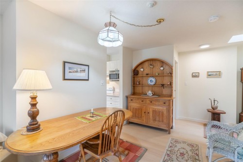 205-440 Schley Pl, Qualicum Beach, BC - Indoor Photo Showing Dining Room