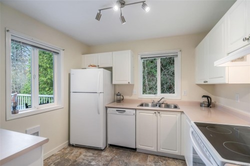 205-440 Schley Pl, Qualicum Beach, BC - Indoor Photo Showing Kitchen With Double Sink