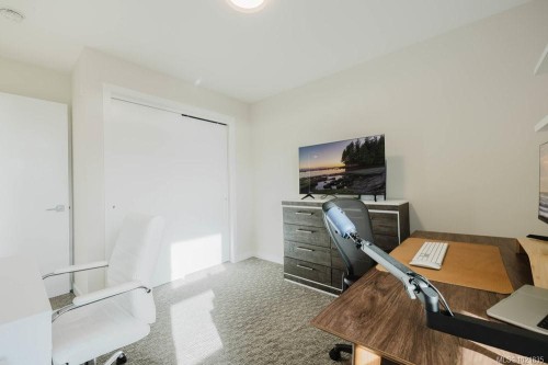 210-881 Short St, Saanich, BC - Indoor Photo Showing Office