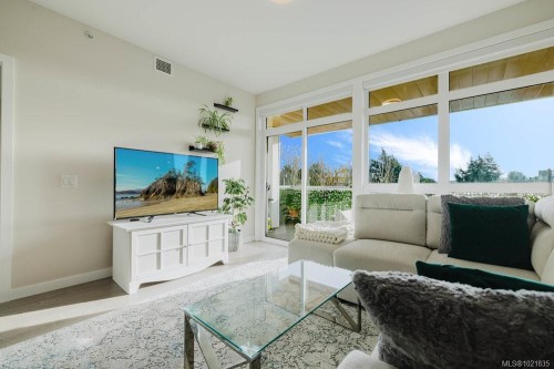 210-881 Short St, Saanich, BC - Indoor Photo Showing Living Room