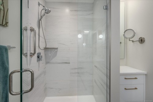 204-100 Lombardy St, Parksville, BC - Indoor Photo Showing Bathroom