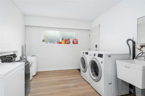 1120 1St St, Courtenay, BC - Indoor Photo Showing Laundry Room