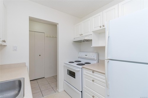 101-3251 Cowichan Lake Rd, Duncan, BC - Indoor Photo Showing Kitchen