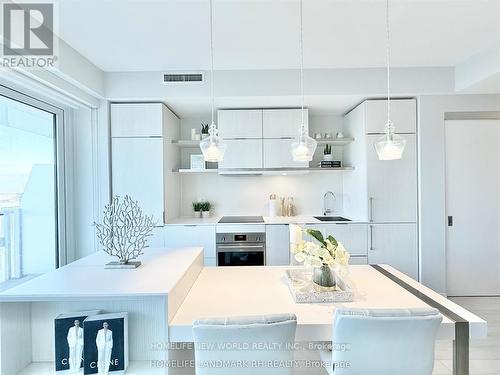 3910 - 197 Yonge Street, Toronto, ON - Indoor Photo Showing Kitchen With Upgraded Kitchen