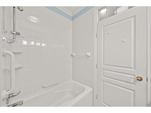 21061 44A Avenue, Langley, BC - Indoor Photo Showing Bathroom