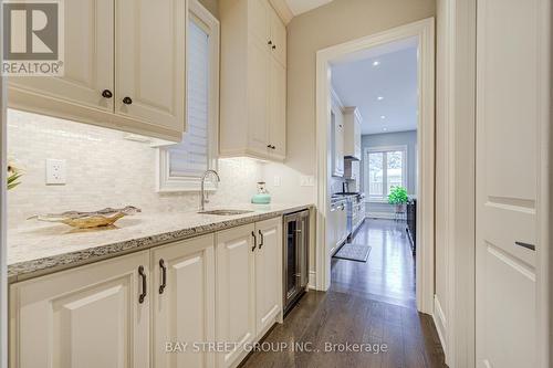 75 Douglas Road, Richmond Hill, ON - Indoor Photo Showing Kitchen With Upgraded Kitchen