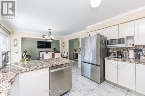 186 Mountainberry Road, Brampton, ON - Indoor Photo Showing Kitchen With Upgraded Kitchen