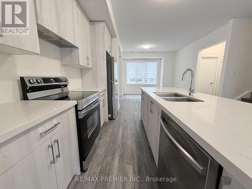 10 Kingbird Common, Cambridge, ON - Indoor Photo Showing Kitchen With Stainless Steel Kitchen With Double Sink With Upgraded Kitchen