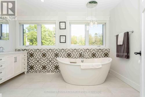 Upper level bath with soaker tub. - 8037 Springwater Road, Central Elgin, ON 