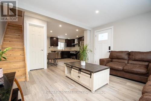 990 Eldon Road, Kawartha Lakes (Oakwood), ON - Indoor Photo Showing Living Room