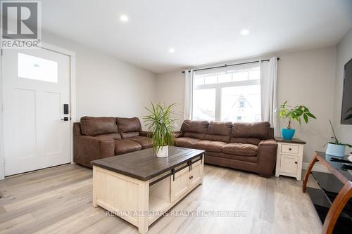 990 Eldon Road, Kawartha Lakes (Oakwood), ON - Indoor Photo Showing Living Room