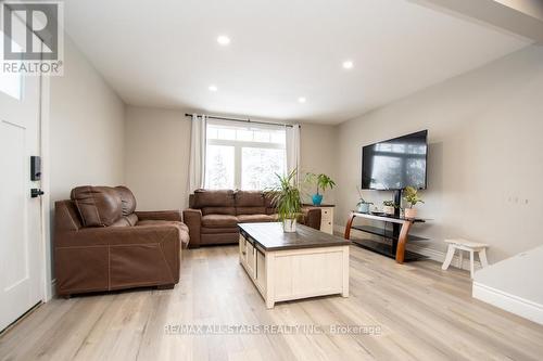 990 Eldon Road, Kawartha Lakes (Oakwood), ON - Indoor Photo Showing Living Room
