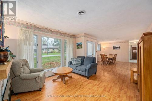 128 Centre Street, North Middlesex (Parkhill), ON - Indoor Photo Showing Living Room