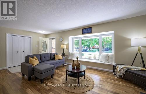 Upper - 6 Kirkton Court, London North (North H), ON - Indoor Photo Showing Living Room