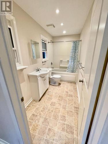 2 - 1339 Pinegrove Road, Oakville, ON - Indoor Photo Showing Bathroom