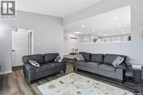 86 Mackenzie Crescent, Regina, SK - Indoor Photo Showing Living Room