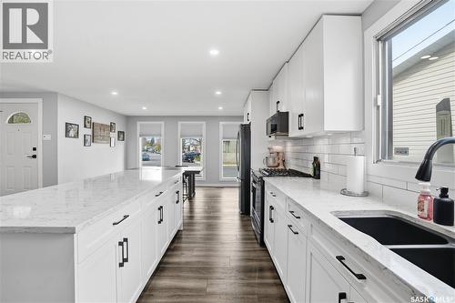 86 Mackenzie Crescent, Regina, SK - Indoor Photo Showing Kitchen With Double Sink With Upgraded Kitchen