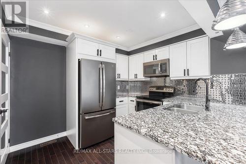 47 - 115 Main Street S, Newmarket, ON - Indoor Photo Showing Kitchen With Double Sink With Upgraded Kitchen