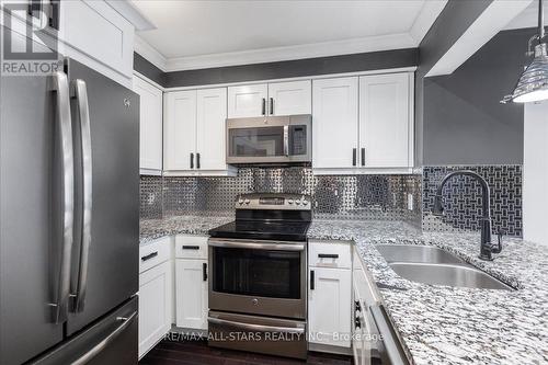 47 - 115 Main Street S, Newmarket, ON - Indoor Photo Showing Kitchen With Double Sink With Upgraded Kitchen
