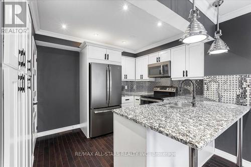 47 - 115 Main Street S, Newmarket, ON - Indoor Photo Showing Kitchen With Double Sink With Upgraded Kitchen