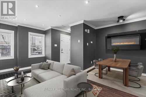 47 - 115 Main Street S, Newmarket, ON - Indoor Photo Showing Living Room