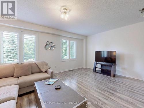 16 Stiles Avenue, Aurora, ON - Indoor Photo Showing Living Room
